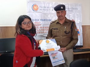 Beneficiary receiving certificate of participation towards the end of completing all the steps of Swasthya Pahal initiative
